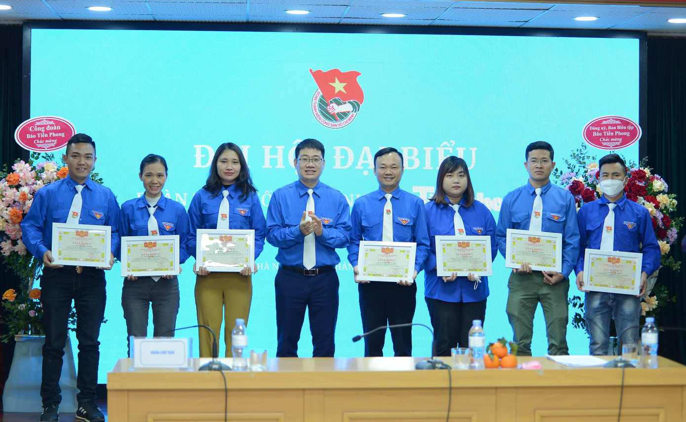 Đoàn cơ quan Trung ương Đoàn cũng có quyết định tặng giấy khen cho 8 cá nhân có thành tích xuất sắc trong công tác Đoàn và phong trào thanh niên. Đoàn cơ quan Trung ương Đoàn cũng có quyết định tặng giấy khen cho 8 cá nhân có thành tích xuất sắc trong công tác Đoàn và phong trào thanh niên.