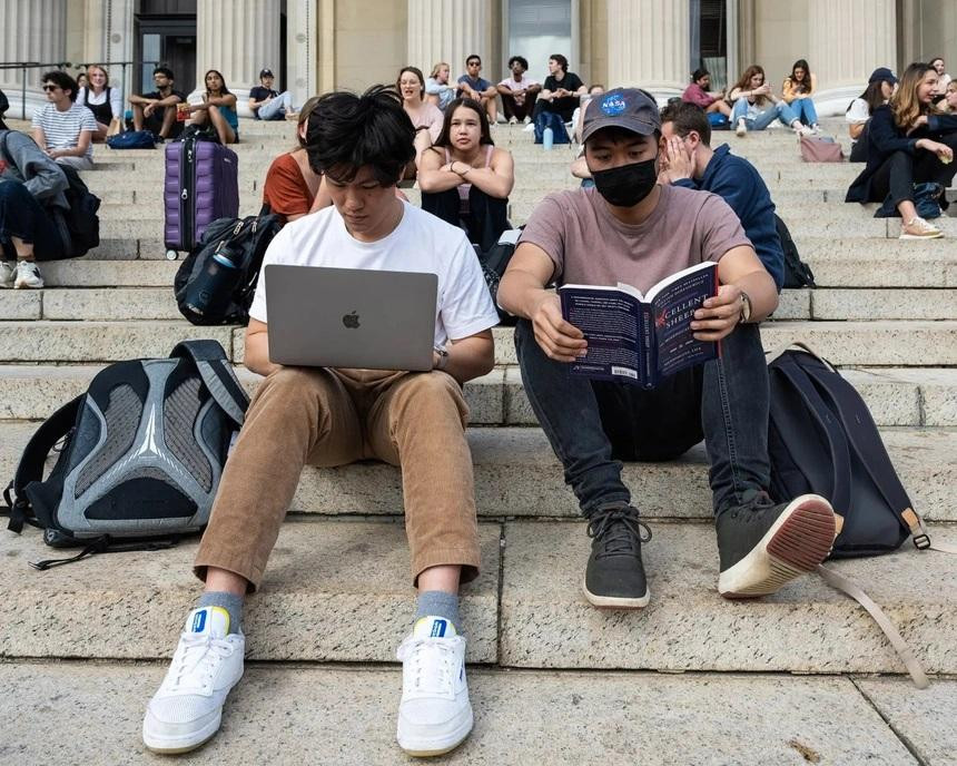 Sinh viên Đại học Columbia, Luke Zhang và Tim Lantern, nói rằng họ chọn đứng ngoài các ứng dụng phổ biến như TikTok, Facebook. Sinh viên Đại học Columbia, Luke Zhang và Tim Lantern, nói rằng họ chọn đứng ngoài các ứng dụng phổ biến như TikTok, Facebook.