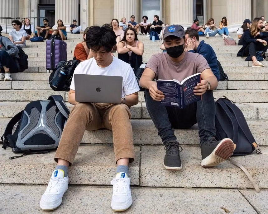 Sinh viên Đại học Columbia, Luke Zhang và Tim Lantern, nói rằng họ chọn đứng ngoài các ứng dụng phổ biến như TikTok, Facebook. Sinh viên Đại học Columbia, Luke Zhang và Tim Lantern, nói rằng họ chọn đứng ngoài các ứng dụng phổ biến như TikTok, Facebook.
