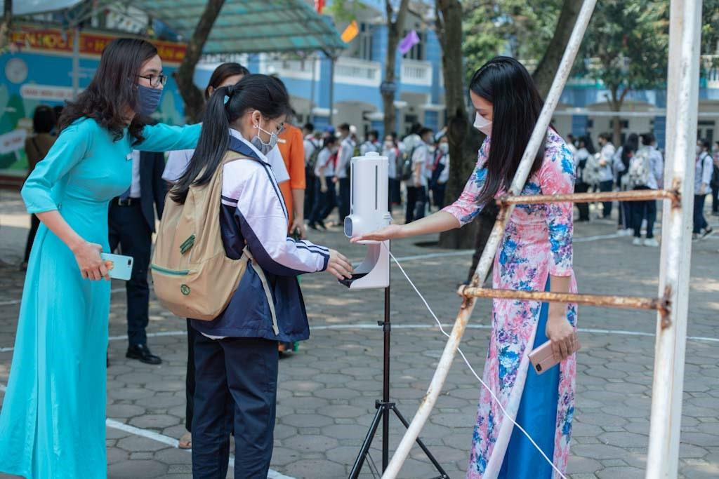 Hơn 1 triệu học sinh Thủ đô đến trường: Dậy từ tờ mờ sáng, mua hoa tươi trưng lớp ảnh 47 Hơn 1 triệu học sinh Thủ đô đến trường: Dậy từ tờ mờ sáng, mua hoa tươi trưng lớp ảnh 47