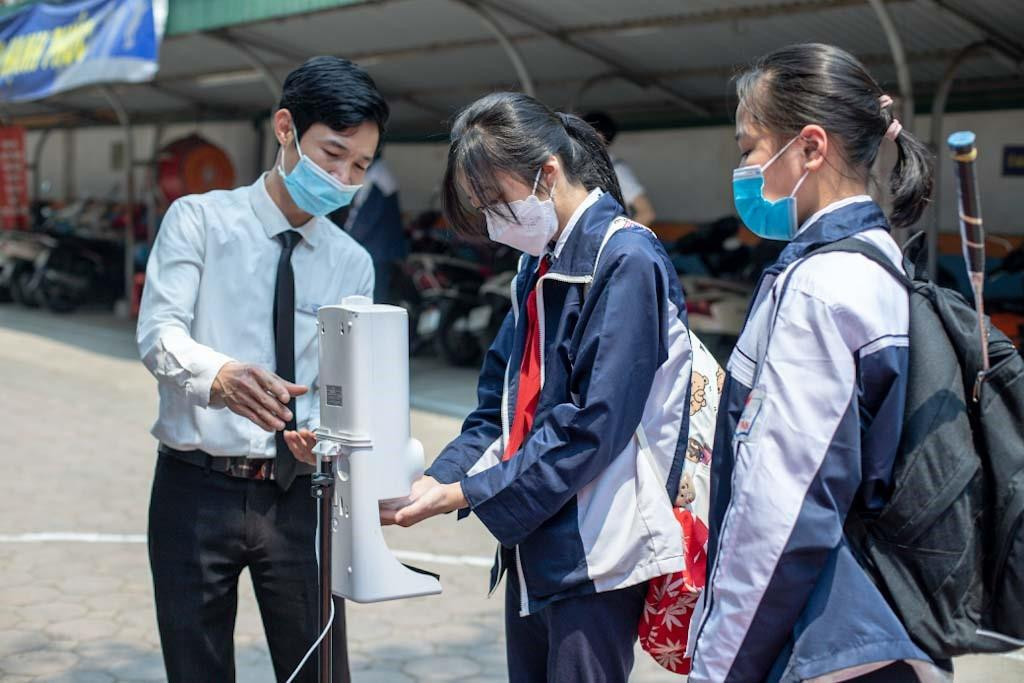 Hơn 1 triệu học sinh Thủ đô đến trường: Dậy từ tờ mờ sáng, mua hoa tươi trưng lớp ảnh 46 Hơn 1 triệu học sinh Thủ đô đến trường: Dậy từ tờ mờ sáng, mua hoa tươi trưng lớp ảnh 46