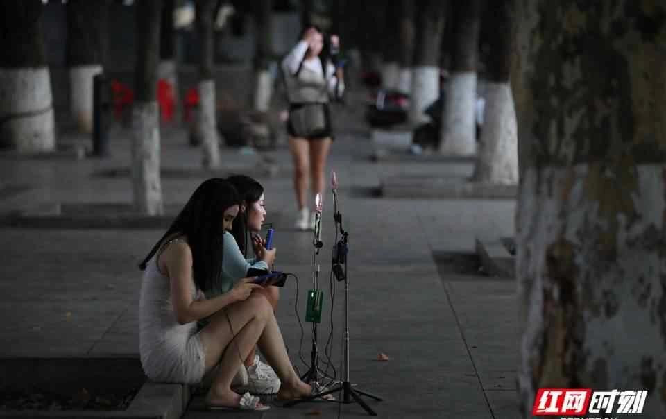 Nhiều cô gái xếp hàng, livestream xuyên đêm trên vỉa hè để thu hút người xem.