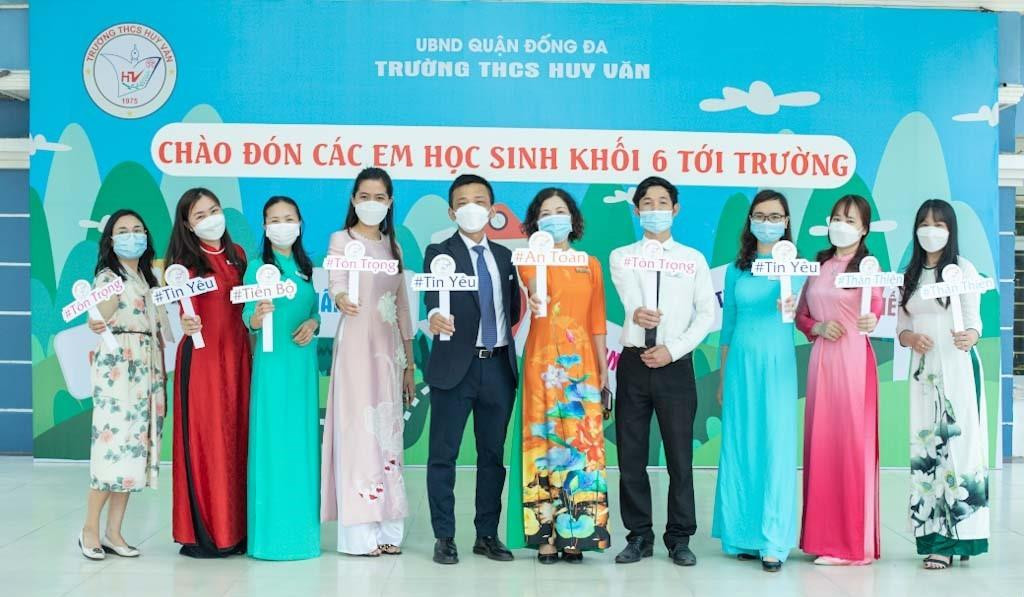 Các thầy cô giáo vui mừng chào đón học sinh trở lại trường. Ảnh: Nhà trường cung cấp Các thầy cô giáo vui mừng chào đón học sinh trở lại trường. Ảnh: Nhà trường cung cấp