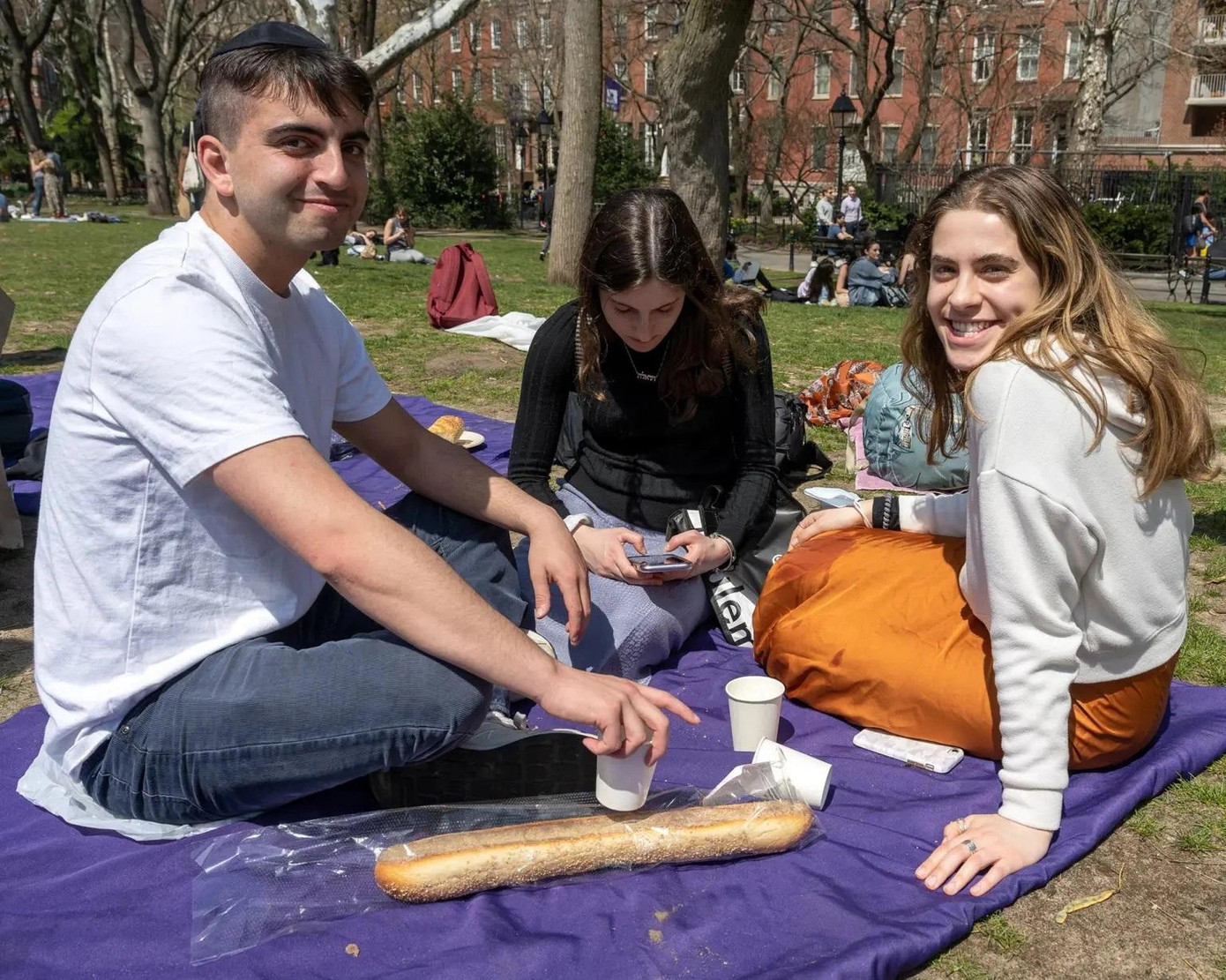 Nhiều người trẻ thuộc thế hệ Gen Z của Mỹ cho biết việc "rút phích cắm" khỏi mạng xã hội không có tác động tiêu cực nào đến đời sống xã hội của họ. Nhiều người trẻ thuộc thế hệ Gen Z của Mỹ cho biết việc "rút phích cắm" khỏi mạng xã hội không có tác động tiêu cực nào đến đời sống xã hội của họ.