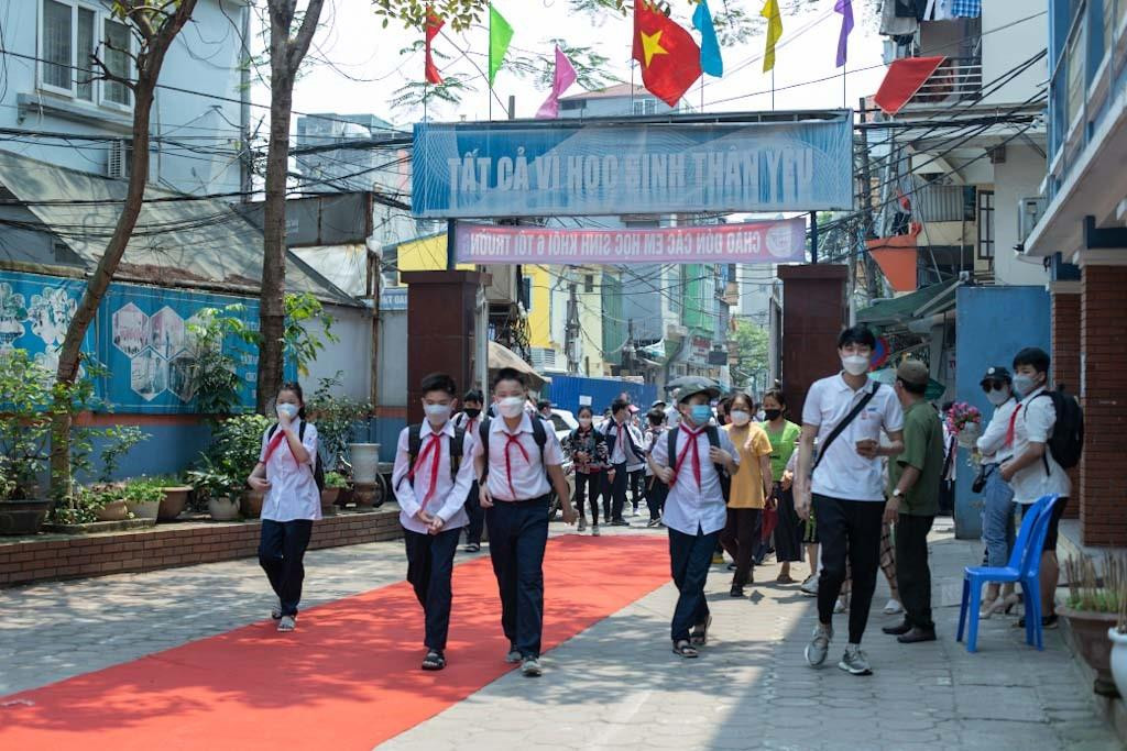 Các em học sinh hân hoan đến trường sau thời gian dài học trực tuyến Các em học sinh hân hoan đến trường sau thời gian dài học trực tuyến