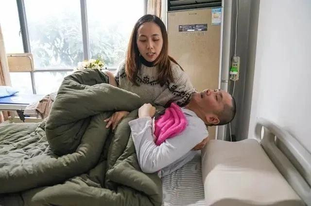 Lưu Ninh chăm sóc bạn trai