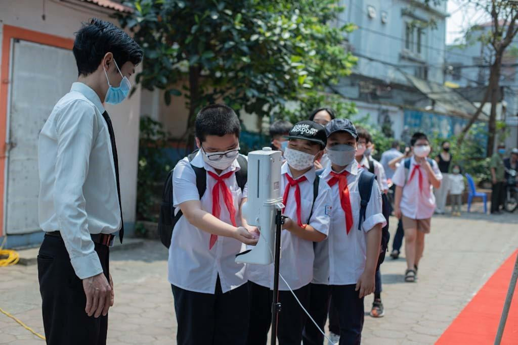 Học sinh được các thầy, cô giáo hướng dẫn đảm bảo 5K khi đến trường. Học sinh được các thầy, cô giáo hướng dẫn đảm bảo 5K khi đến trường.