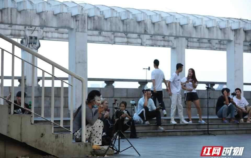 Livestream đường phố bị biến tướng gây nên sự hỗn loạn, phản cảm.