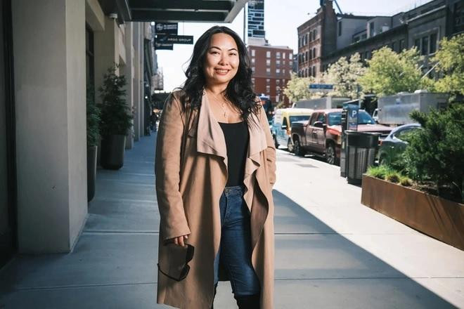 Samantha Chin phải từ bỏ lối sống mê dịch chuyển, chi tiêu phóng khoáng của mình do giá cả tăng cao. Ảnh: Stephen Yang. Samantha Chin phải từ bỏ lối sống mê dịch chuyển, chi tiêu phóng khoáng của mình do giá cả tăng cao. Ảnh: Stephen Yang.