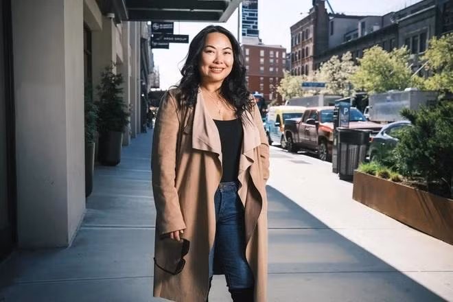 Samantha Chin phải từ bỏ lối sống mê dịch chuyển, chi tiêu phóng khoáng của mình do giá cả tăng cao. Ảnh: Stephen Yang. Samantha Chin phải từ bỏ lối sống mê dịch chuyển, chi tiêu phóng khoáng của mình do giá cả tăng cao. Ảnh: Stephen Yang.
