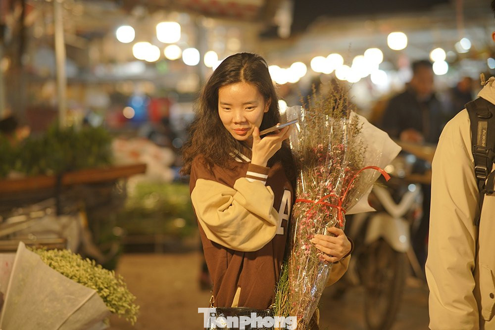 Tranh thủ dịp này nhiều loại hoa đẹp, các bạn tranh thủ đi mua về tặng mẹ, tạo niềm vui, bất ngờ nho nhỏ cho gia đình thân yêu của mình.