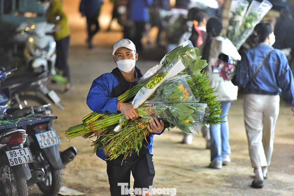 Phiên chợ diễn ra tấp nập làm các hàng bán hoa bận rộn liên tục khi giao hoa cho thương lái, chủ tiệm hoa trong trung tâm Hà Nội và cả tiếp khách mua hoa trực tiếp tại hàng.