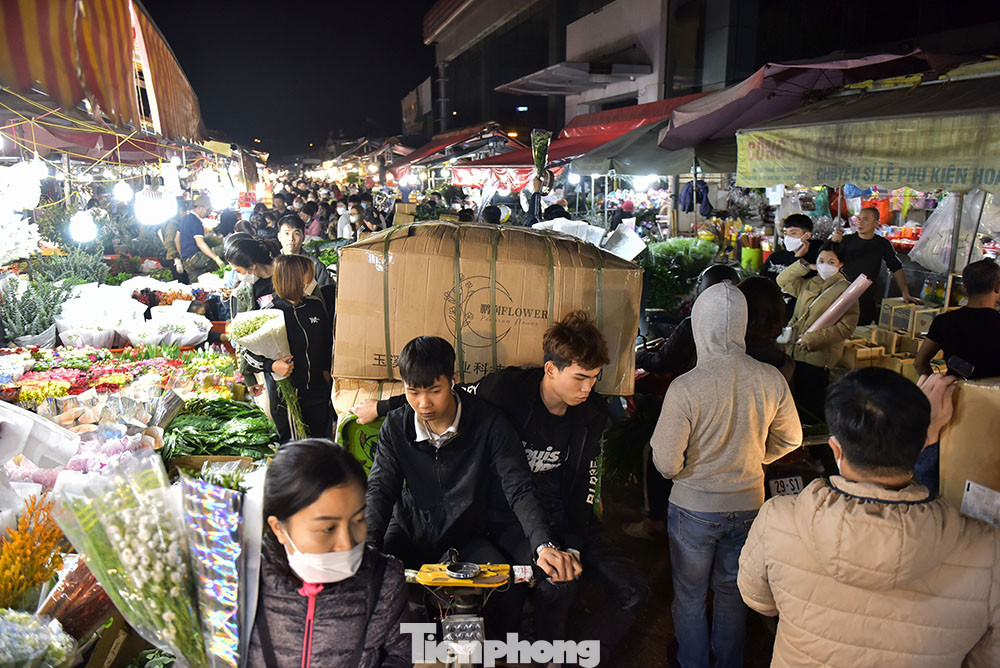 Ngay từ thời điểm 22h tối, lượng khách và thương lái đổ về chợ Quảng Bá mua hoa đã rất đông.