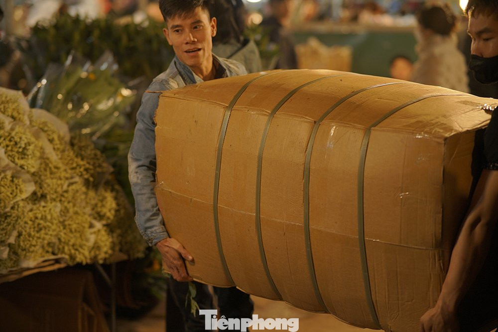 Chuyến xe chở hoa từ khắp nơi như Mê Linh, Hà Đông, Tây Tựu, một số được nhập ngoại tỉnh từ Đà Lạt, Sa Pa, Bắc Ninh... Các tiểu thương nhập hoa số lượng lớn nên dễ dàng bắt gặp những chuyến chở cả vài thùng hoa.