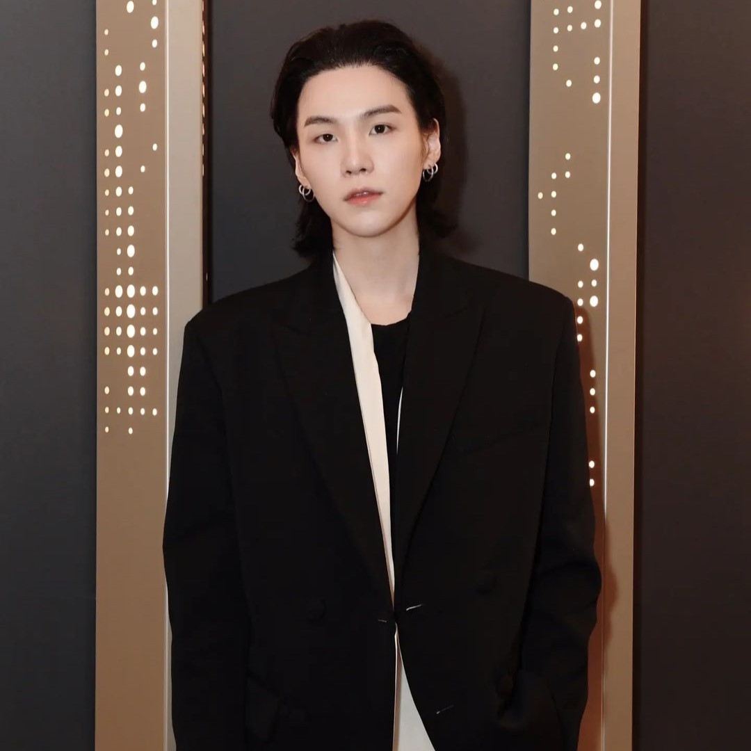 Nhờ sức ảnh hưởng của mình, vé toàn bộ 11 đêm diễn của SUGA với trung bình 18.500 chỗ ngồi đã bán sạch trong ngày đầu mở bán. Nhờ sức ảnh hưởng của mình, vé toàn bộ 11 đêm diễn của SUGA với trung bình 18.500 chỗ ngồi đã bán sạch trong ngày đầu mở bán.