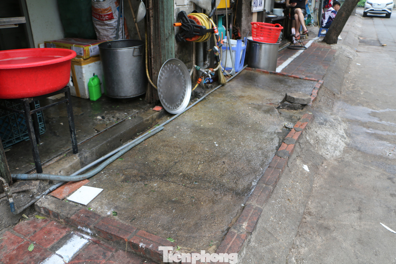 “Vạch kẻ huyền thoại" vẫn “chịu thua” sân rửa bát. Một cơ sở kinh doanh chiếm dụng không gian chung, xây gạch bo, đổ xi măng phủ kín lớp gạch lát vỉa hè nguyên bản.
