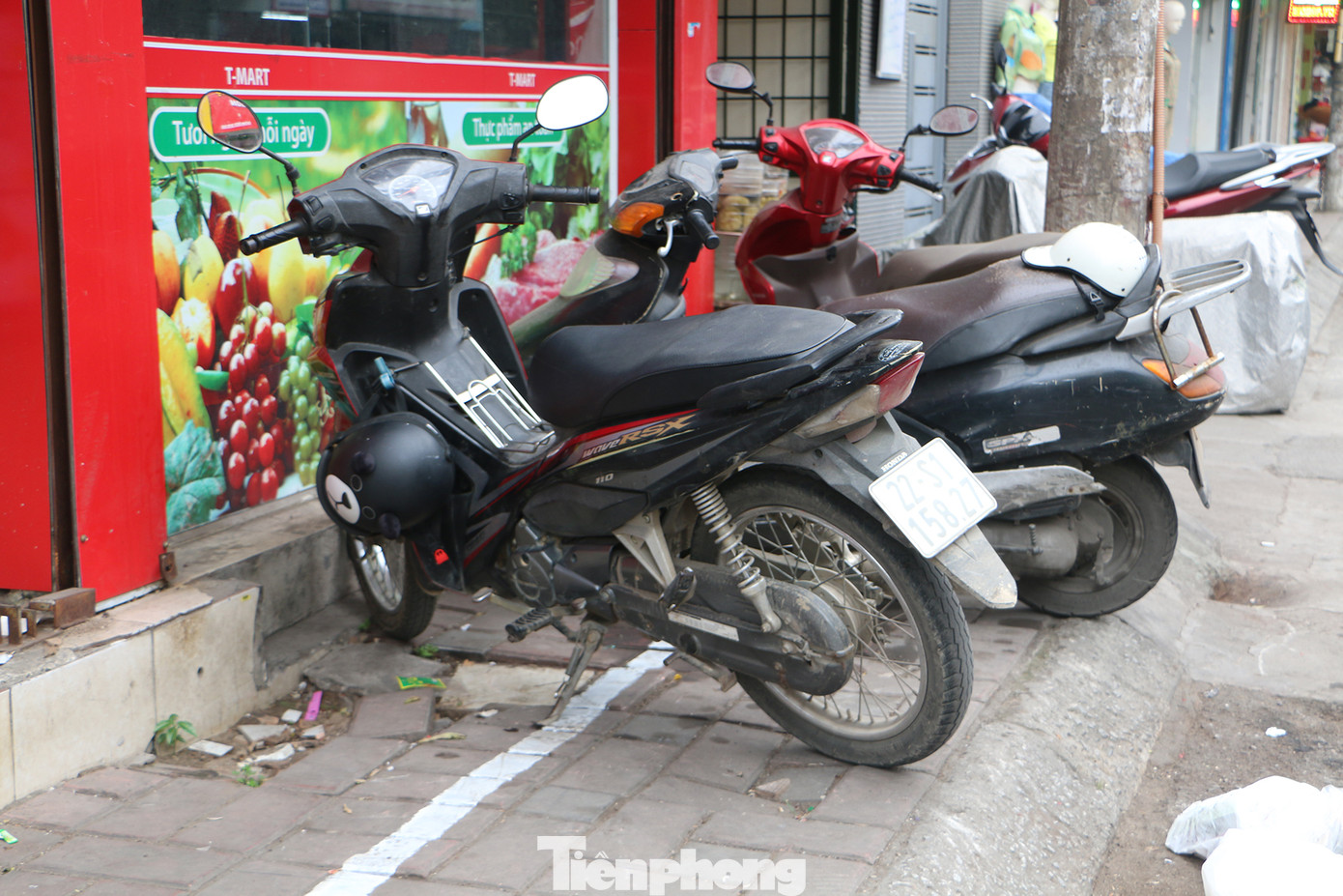Trước cửa hàng tiện lợi, khách hàng buộc phải đỗ xe trong trang thái "nửa trong nửa ngoài". Miễn cưỡng nửa vi phạm nửa không.