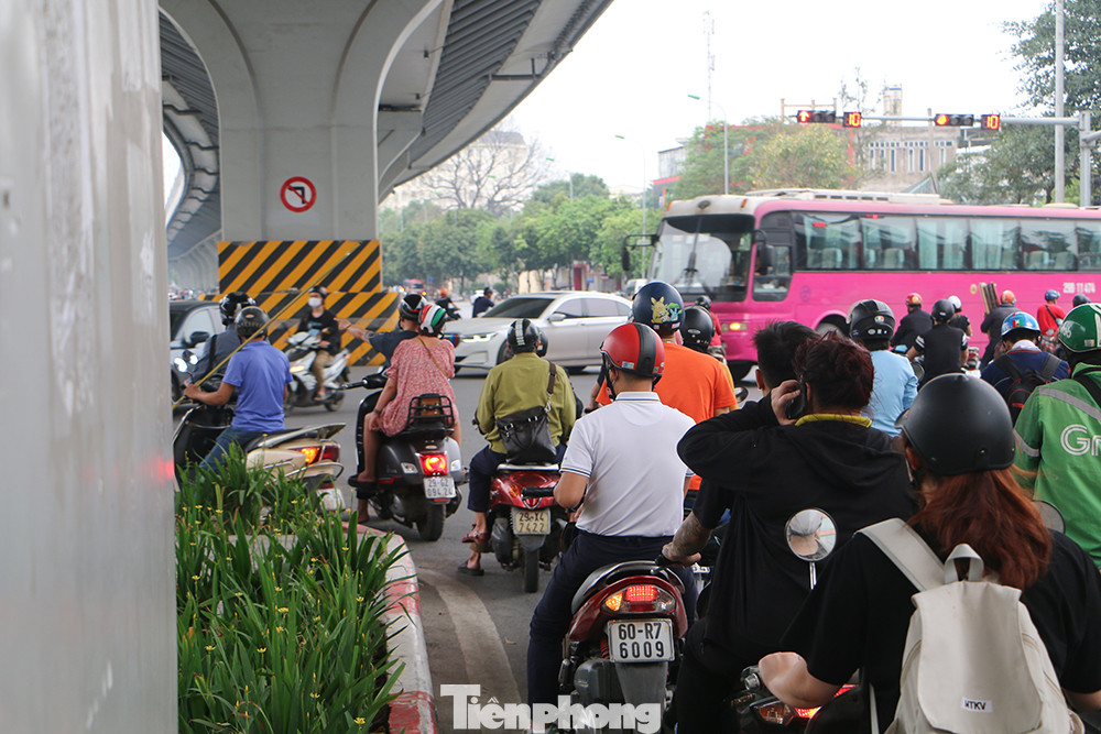 Nhấp nháy đèn xi nhan chờ rẽ trái.