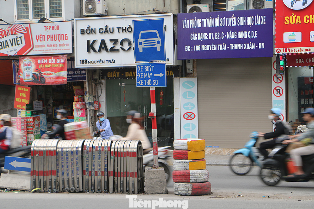 Thay vì được đặt đối diện với người tham gia giao thông, chiếc biển báo "đặc biệt" được xoay dọc theo chiều xe đi.