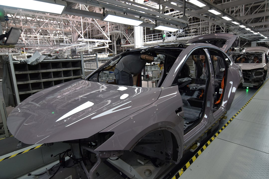 Nhân viên làm việc tại dây chuyền lắp ráp xe điện của hãng Nio ở tỉnh An Huy, Trung Quốc. Ảnh: Reuters