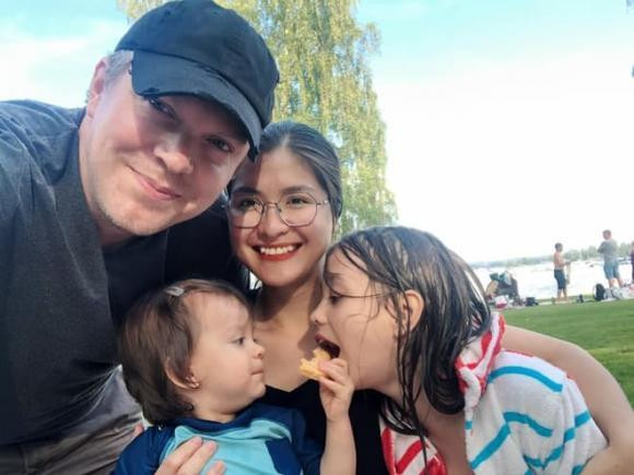 Bích Huyền đang có cuộc sống hạnh phúc bên gia đình nhỏ. Cô và ông xã có hai nhóc tỳ đáng yêu Bích Huyền đang có cuộc sống hạnh phúc bên gia đình nhỏ. Cô và ông xã có hai nhóc tỳ đáng yêu