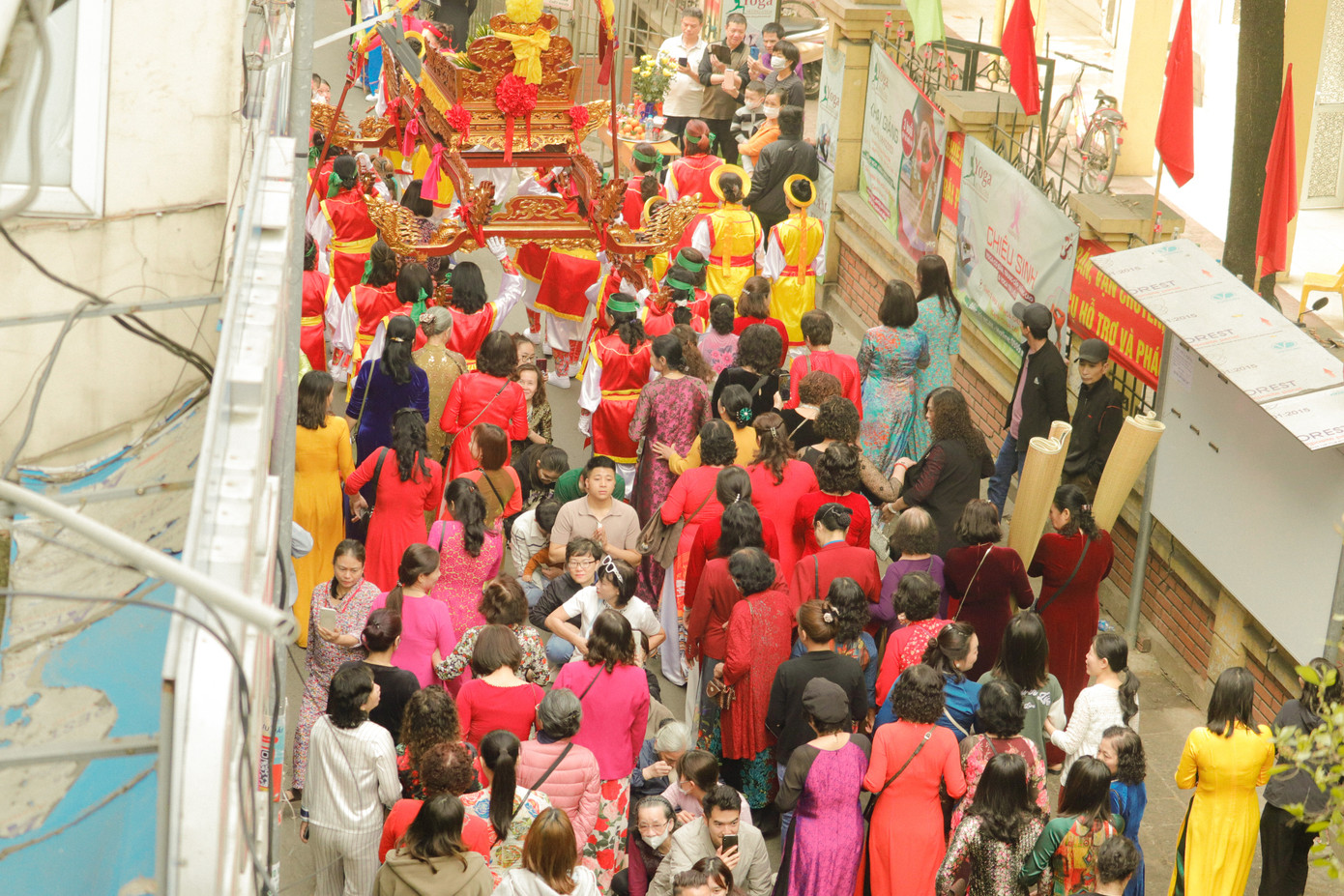 Người dân tham gia trẩy hội từ sáng sớm. Người dân tham gia trẩy hội từ sáng sớm.