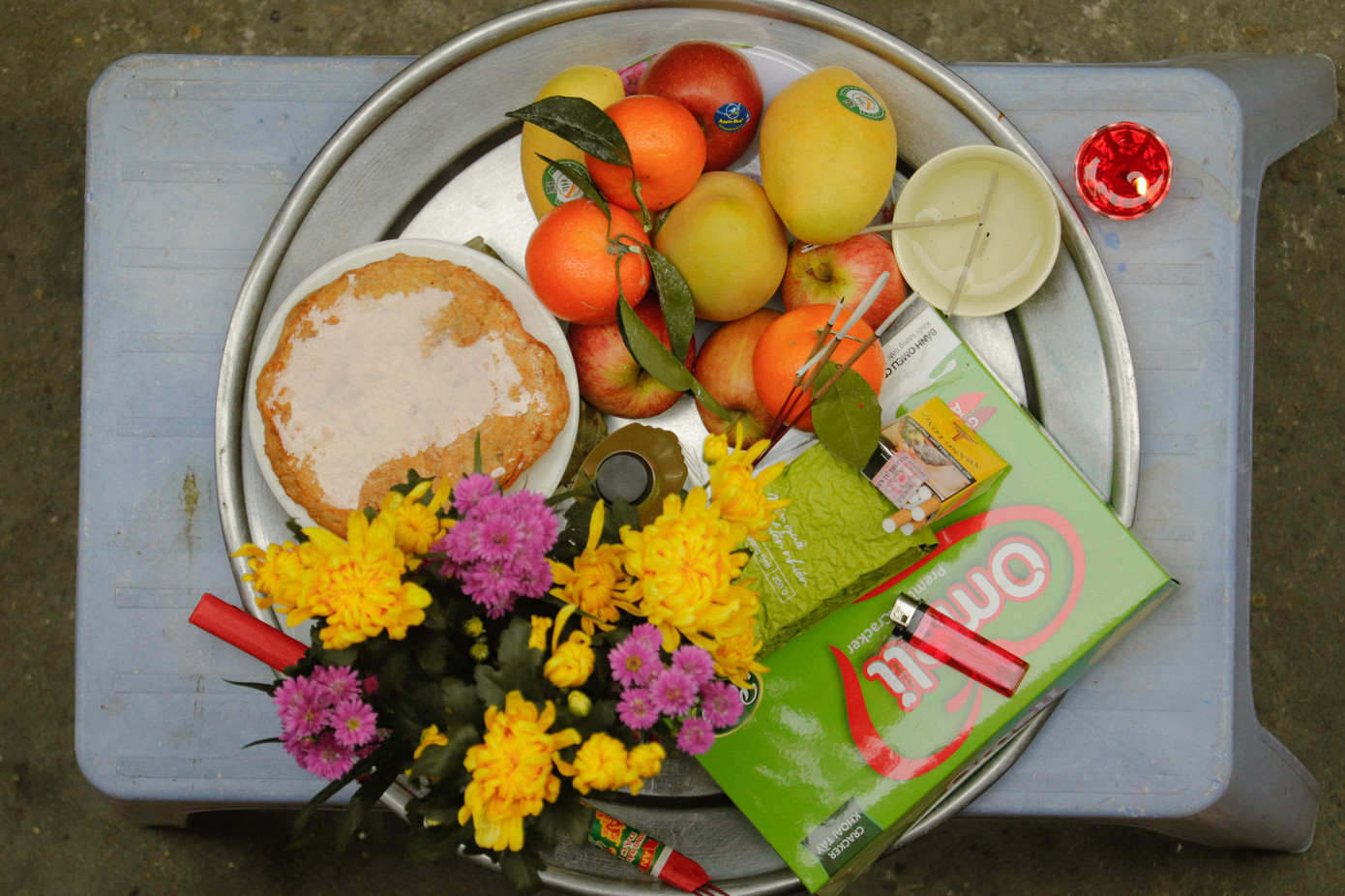 Người người nhà nhà đều sắp sửa, bày hương án, dâng hương hoa lễ vật nghênh kiệu cầu phúc. Người người nhà nhà đều sắp sửa, bày hương án, dâng hương hoa lễ vật nghênh kiệu cầu phúc.