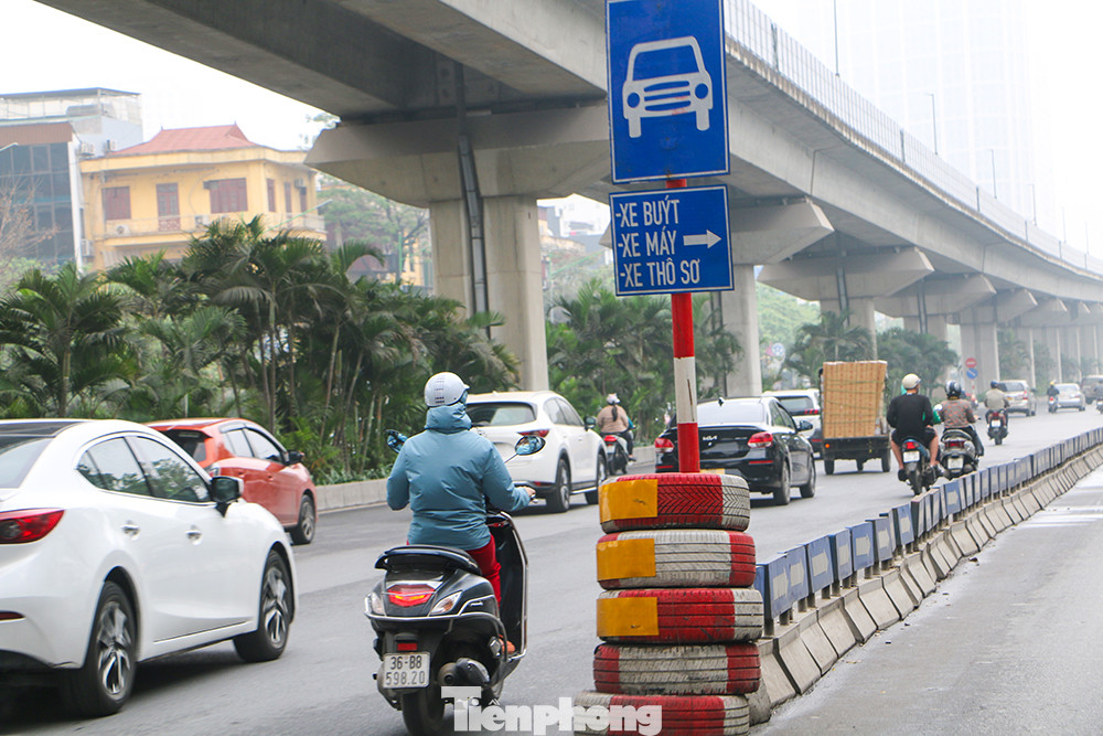 Ông Bùi Ngọc Sơn (Nguyễn Trãi - Thanh Xuân) cho biết: &quot;Tại các dải phân cách cứng thường xuyên có người đâm vào. Một số người tham gia giao thông không có ý thức vẫn cứ lấn làn của nhau, chỗ nào trống là đi vào&quot;.