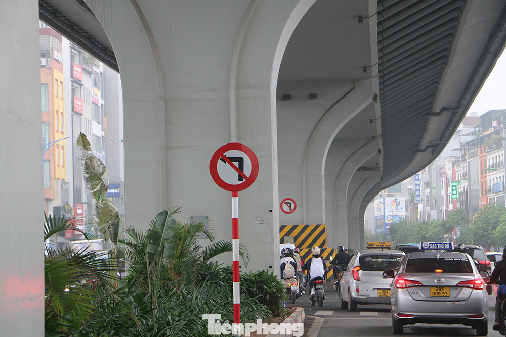 Nhiều tài xế "làm ngơ" trước biểm cấm rẽ trái.