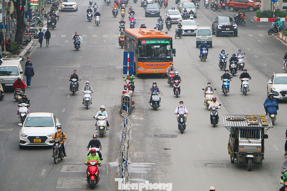 Dù được chia rõ làn đường bằng dải phân cách 2 làn sát vỉa hè dành cho xe máy, xe thô sơ và xe buýt hoạt động, làn 3, 4 sát dải phân cách (chạy dọc bên dưới đường sắt trên cao) dành riêng cho ô tô nhưng ô tô và xe máy vẫn chen nhau trên đường.