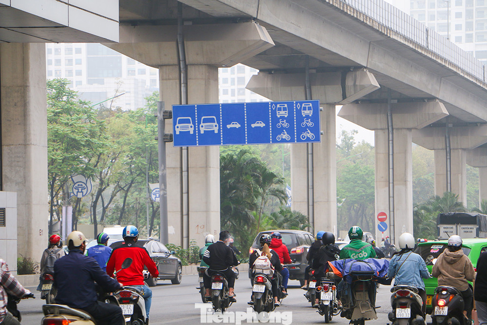 Các biển báo phân chia làn đường cho các phương tiện được lắp rất nhiều trên tuyến đường này nhưng dường như "vô hình" trong mắt người tham gia giao thông.
