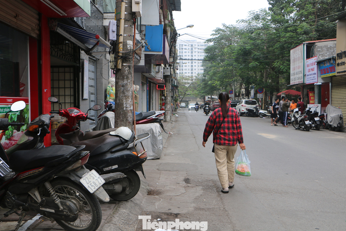 Vỉa hè hẹp, chủ kinh doanh chiếm thành “của riêng”, người dân phải đi bộ dưới lòng đường vì cũng chẳng còn lựa chọn nào khác.