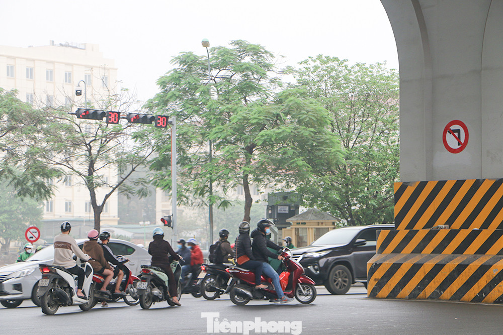 Chưa rẽ được do vướng chiều xe đối diện, cả nhóm phương tiện vi phạm "dàn hàng" chờ lách luật.