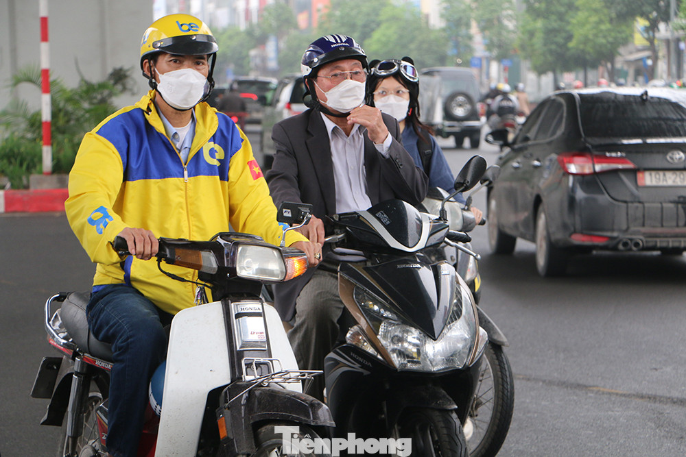 Không thấy lực lượng cảnh sát giao thông làm việc, người dân bất chấp vượt đèn đỏ dừng giữa nút giao chỉ để chờ rẽ trái từ Trường Chinh vào Tôn Thất Tùng.