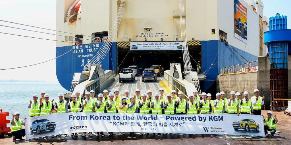 Những chiếc bán tải Musso EV đầu tiên được xuất khẩu sang châu Âu ngày 12/6 vừa qua. Ảnh: KG Mobility.