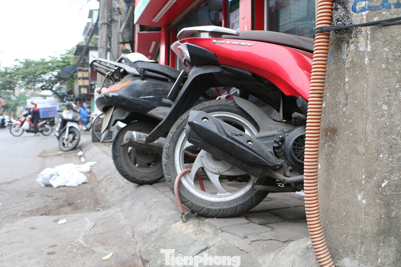 Trên một đoạn vỉa hè hẹp vốn chỉ vừa những chiếc xe máy đỗ chéo nhưng vẫn được kẻ vạch chia đôi.