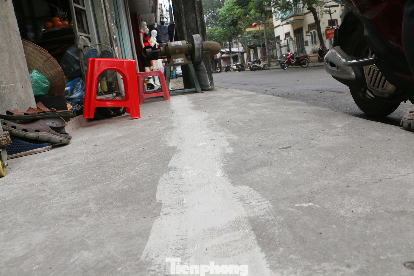 Hình ảnh một đoạn vạch kẻ vỉa hè vừa được tẩy xóa.