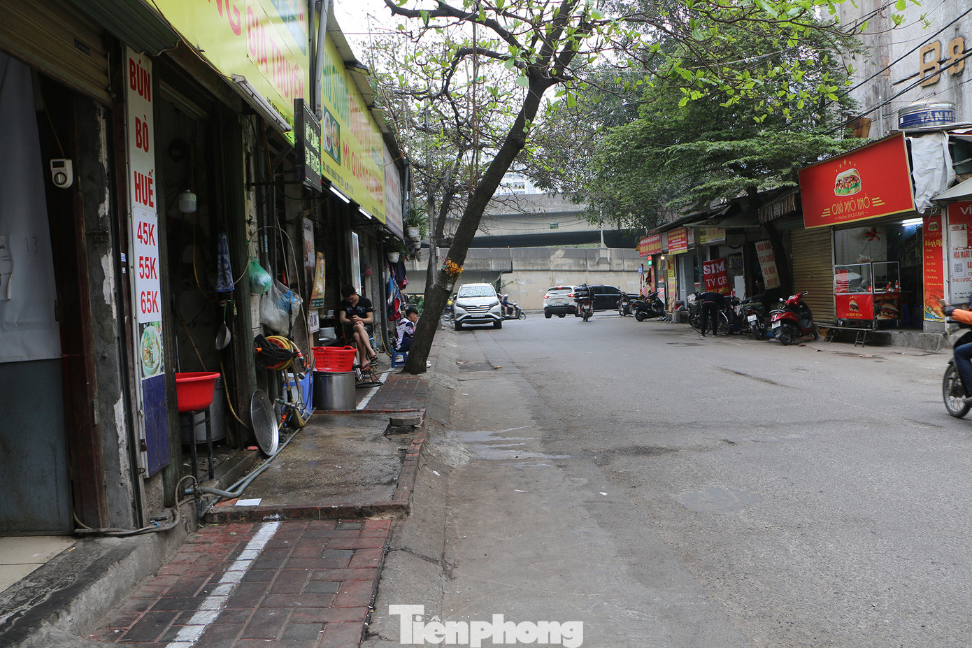 Sân rửa bát “chễm chệ” giữa vỉa hè. Vạch vôi “quyền lực” đứt đoạn.