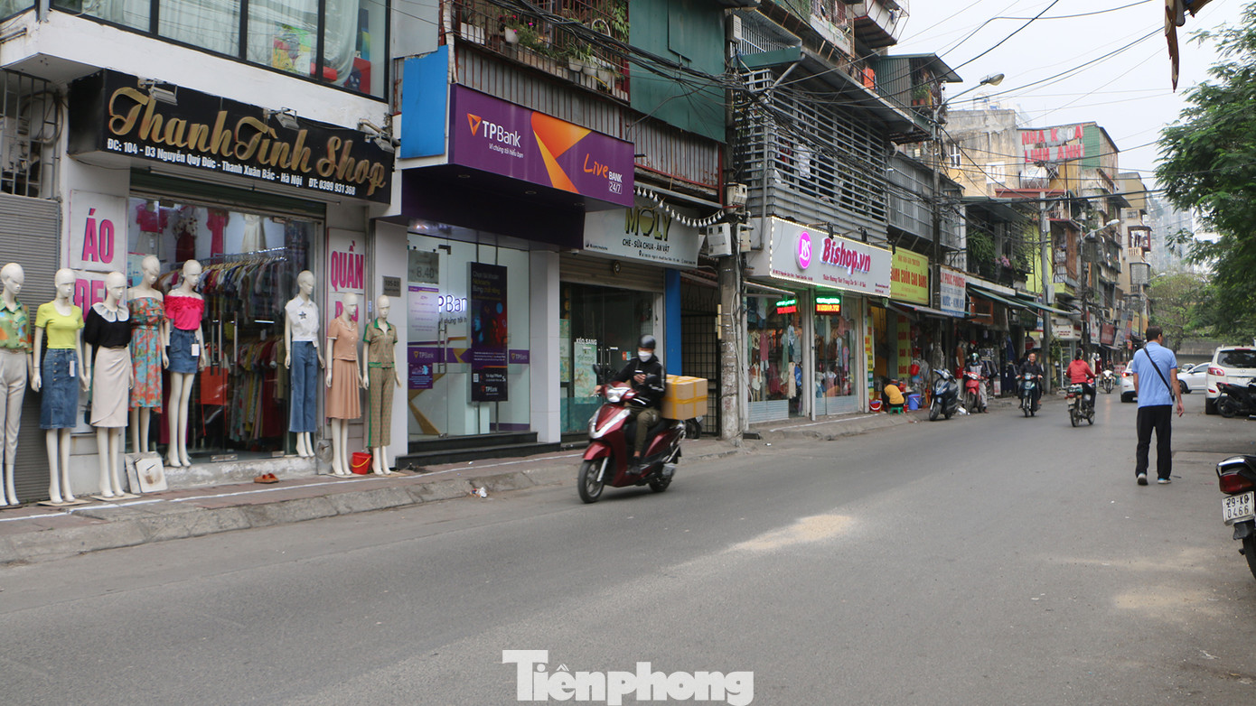 Vạch kẻ vỉa hè “siêu hẹp” mới được lực lượng chức năng kẻ lại trên đường Nguyễn Quý Đức thuộc quận Thanh Xuân.