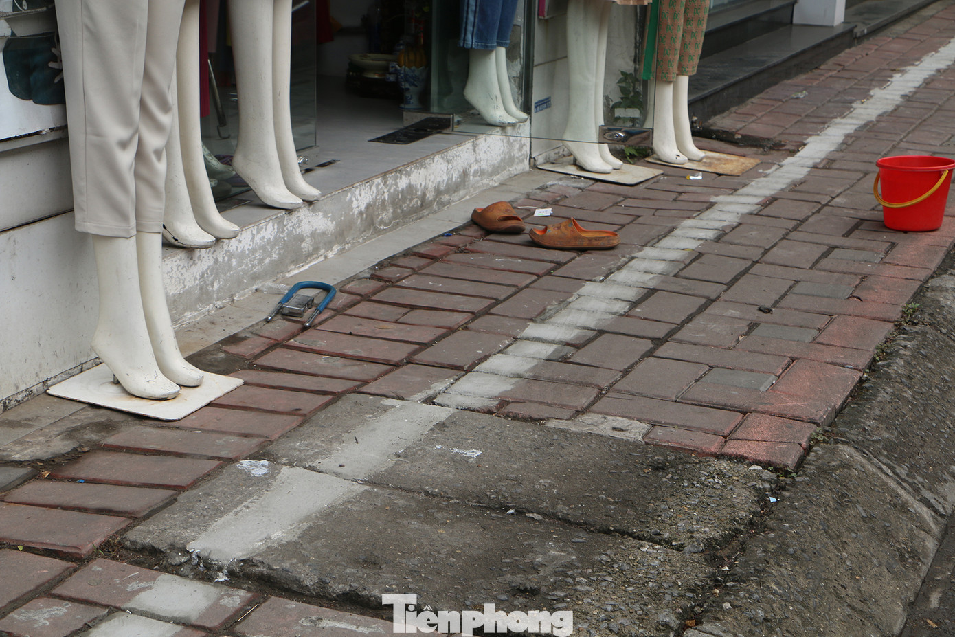 Vạch kẻ vỉa hè đã được đè lên một lớp màu sơn khác.