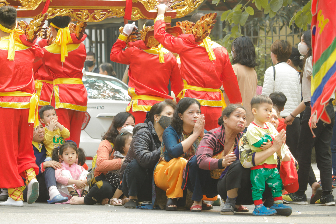 Người dân háo hức, mong chờ, dẫn con trẻ ngồi đợi sẵn để "chui kiệu" cầu bình an, may mắn. Người dân háo hức, mong chờ, dẫn con trẻ ngồi đợi sẵn để "chui kiệu" cầu bình an, may mắn.