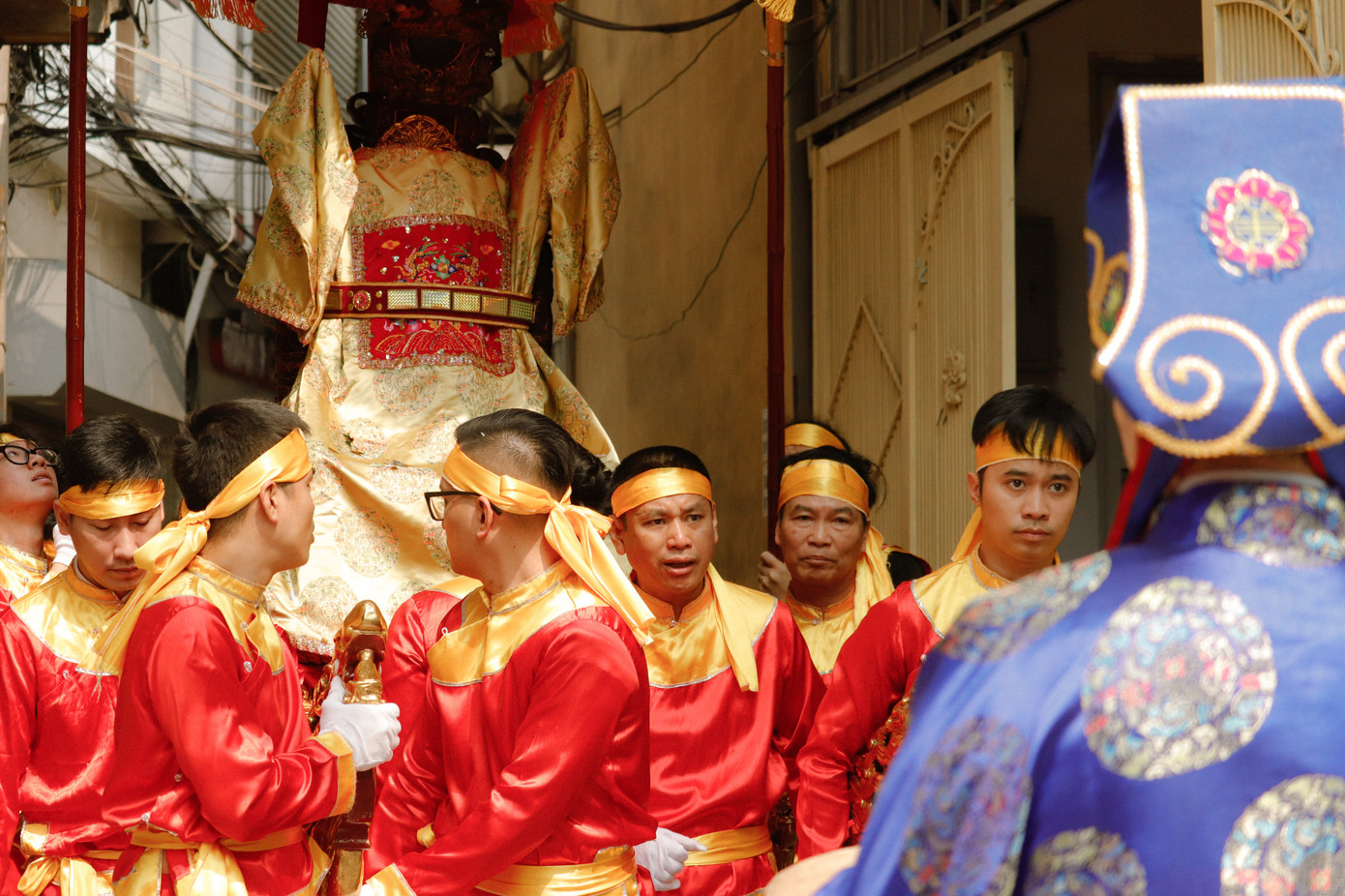 Đội ngũ khiêng kiệu được tuyển chọn cẩn thận từ những thanh niên trai tráng, khỏe mạnh tại địa phương. Đội ngũ khiêng kiệu được tuyển chọn cẩn thận từ những thanh niên trai tráng, khỏe mạnh tại địa phương.