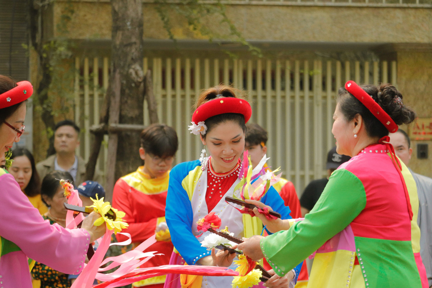 Nhiều hoạt động đặc sắc diễn ra trong quá trình rước kiệu như điệu múa cầu may của các cô, các dì trong đoàn. Nhiều hoạt động đặc sắc diễn ra trong quá trình rước kiệu như điệu múa cầu may của các cô, các dì trong đoàn.