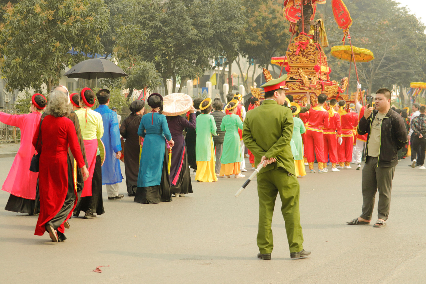 Lực lượng công an phụ trách điều khiển giao thông, đảm bảo an toàn cho người dân tham gia lễ hội. Lực lượng công an phụ trách điều khiển giao thông, đảm bảo an toàn cho người dân tham gia lễ hội.