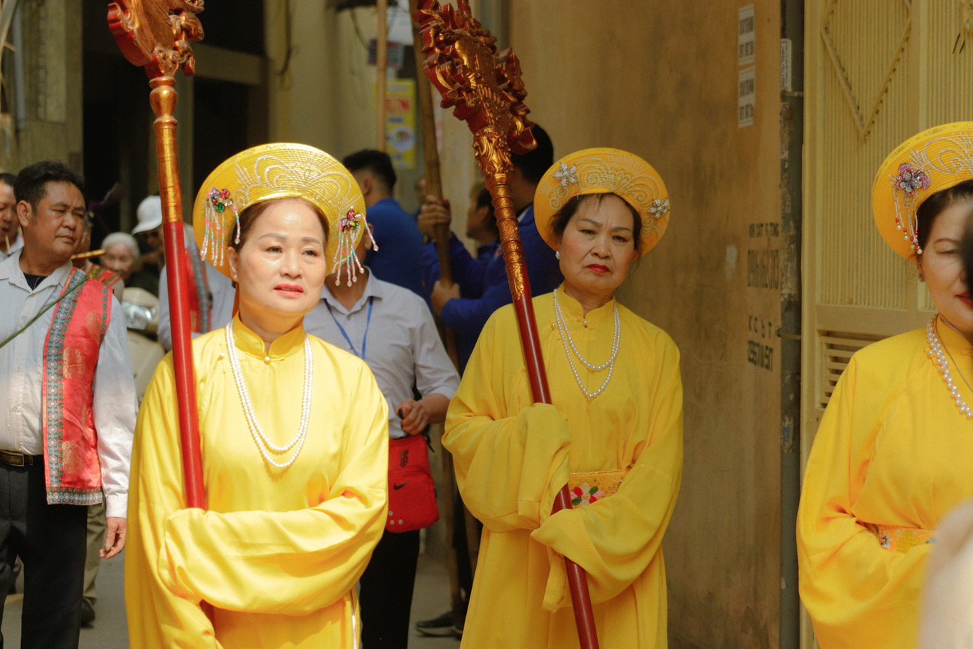 Các cô, các bác trong bộ Việt phục dẫn đoàn. Các cô, các bác trong bộ Việt phục dẫn đoàn.