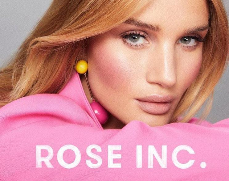 Không chỉ là một người mẫu tài năng, Rosie còn thành công trong lĩnh vực kinh doanh khi cô sở hữu dòng mỹ phẩm và nội y riêng.
