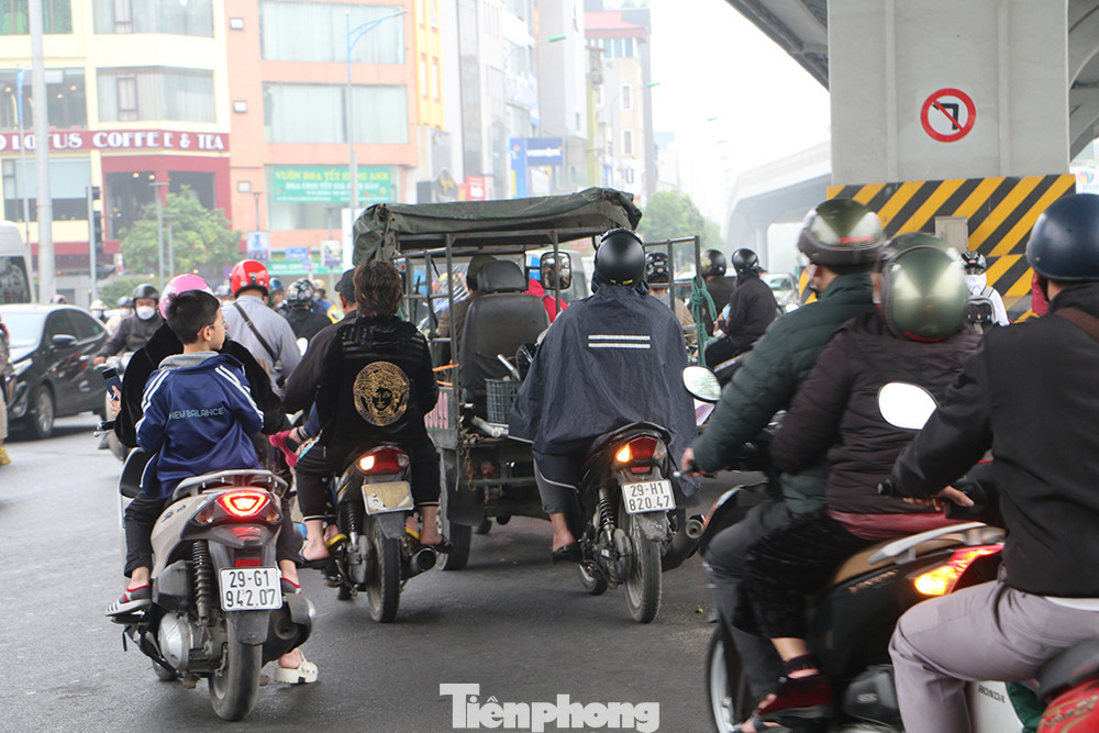 Xe to, xe nhỏ nối đuôi nhau rẽ vì "tiện".