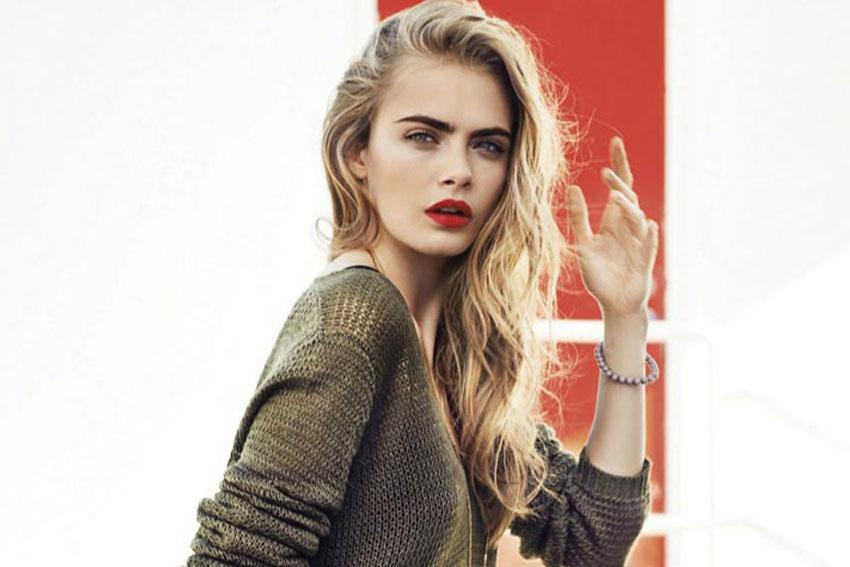 Cara nổi tiếng là một người mẫu đa tài, cô có nhiều tài lẻ như: chơi trống, beatbox...