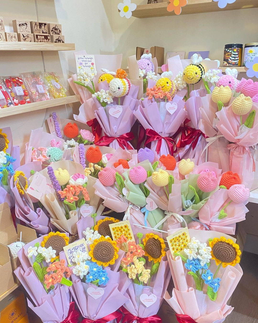 Hoa len có thể được sáng tạo nhiều kiểu dáng, phong phú về hình thức, màu sắc dễ thương. Hoa len có thể được sáng tạo nhiều kiểu dáng, phong phú về hình thức, màu sắc dễ thương.