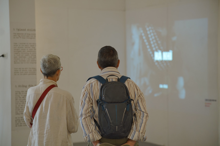 Được dịch sang tiếng Anh nên triển lãm cũng thu hút sự quan tâm của du khách nước ngoài.